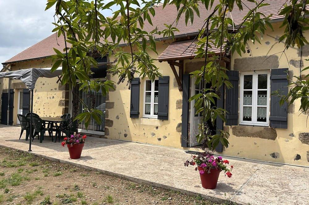 Casa de campo renovada con jardín cerrado, se admiten mascotas, Wifi y aparcamiento in Bourbon-l'Archambault, Allier (desambiguación)