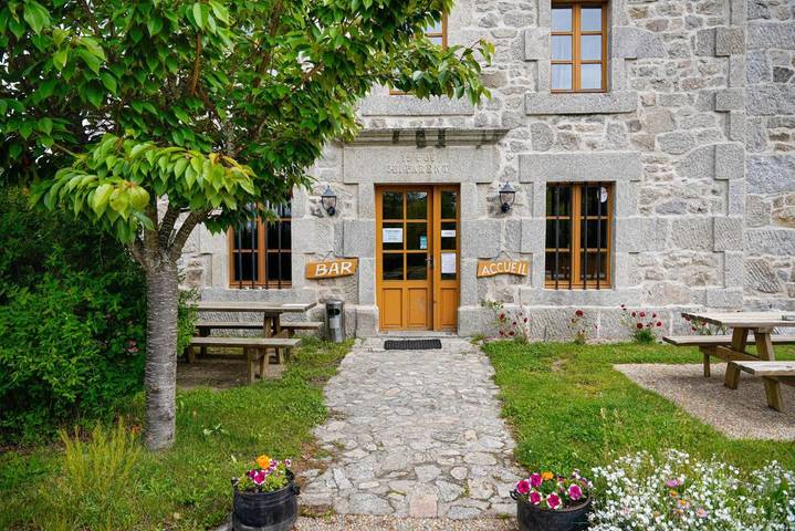 Hôtel pour 2 personnes, avec terrasse ainsi que jardin et vue, animaux acceptés à Saint-Alban-sur-Limagnole - 4
