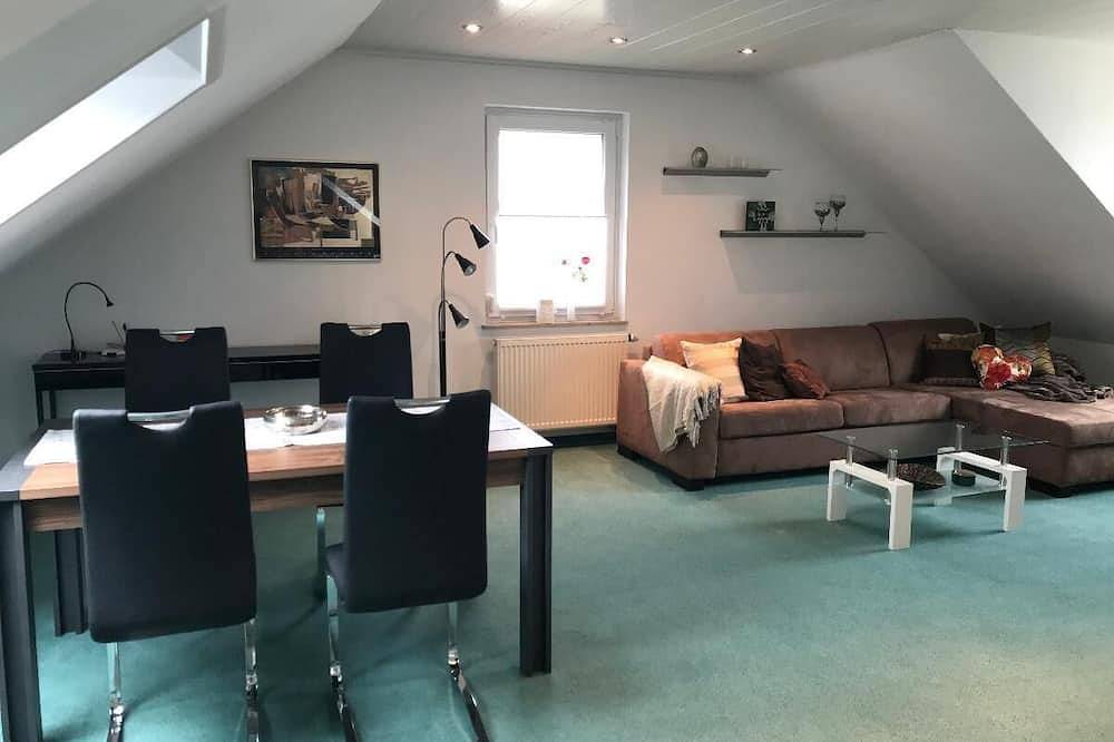 Ganze Wohnung, Großzügige, moderne Ferienwohnung (53qm) in ruhiger Lage mit Panoramablick über das Taubertal in Röttingen, Taubertal