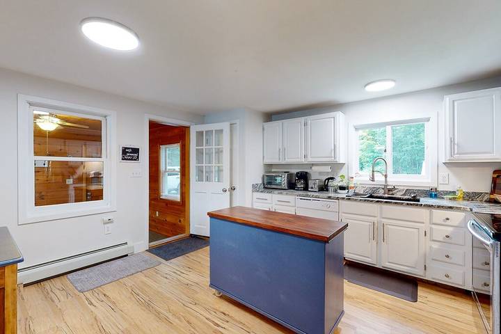 Vacation rental for 14 people, with terrace in Lake Winnipesaukee