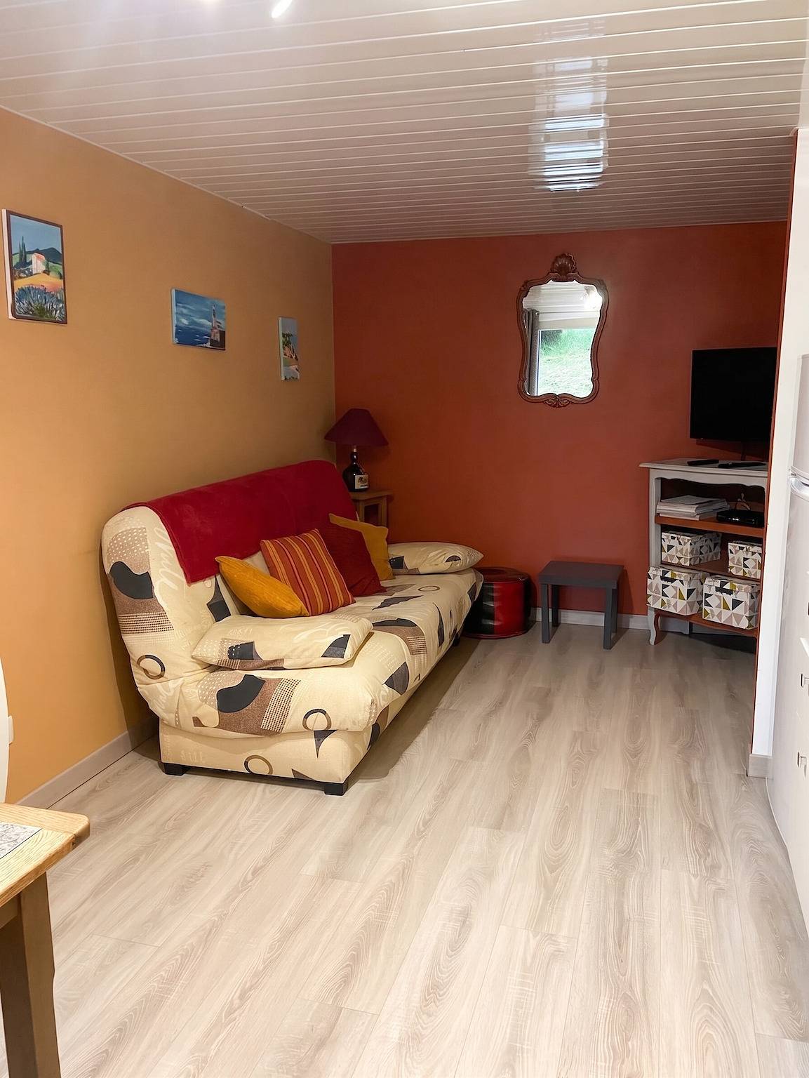 Appartement entier, Appartement rénové à Lapte avec terrasse 40 m² in Lapte, Haute-Loire