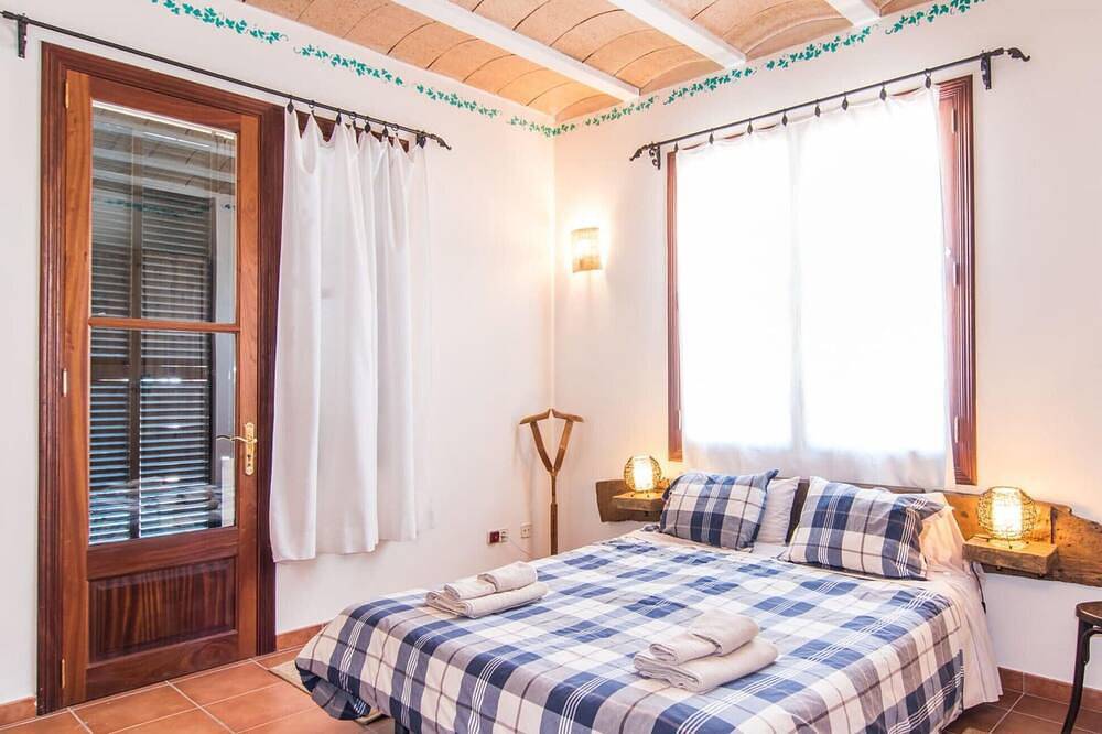 Nice home in Moscari with private swimming pool, can be inside or outside in Moscari, Selva