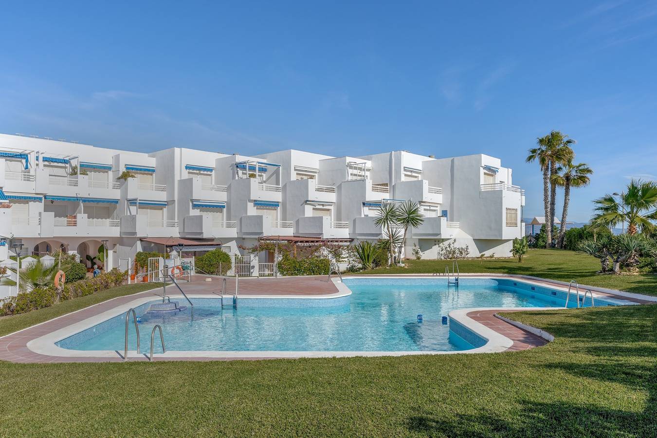 Apartamento entero, Apartamento 'Brisa y Mar' con piscina compartida, terraza privada y Wi-Fi in Calahonda, Costa Tropical