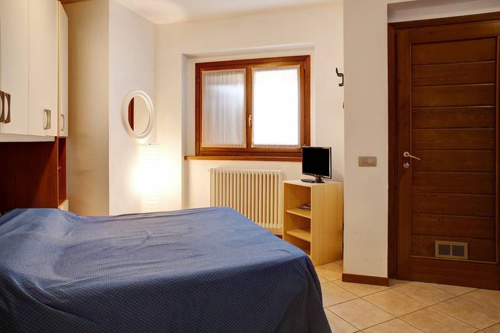 Entire apartment, Holiday Apartment 'Foresteria al Cantun' with Wi-Fi in Sondrio (Town), Sondrio