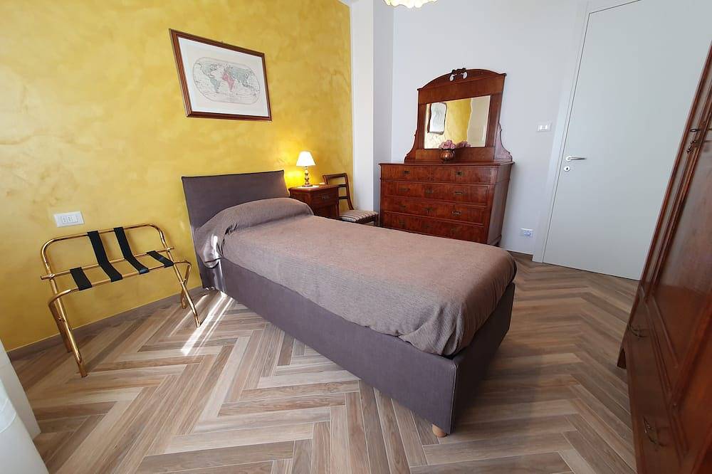 Locazione Glicine con 3 camere per 4 ospiti con parcheggio privato e giardino. in Belluno, Schiara