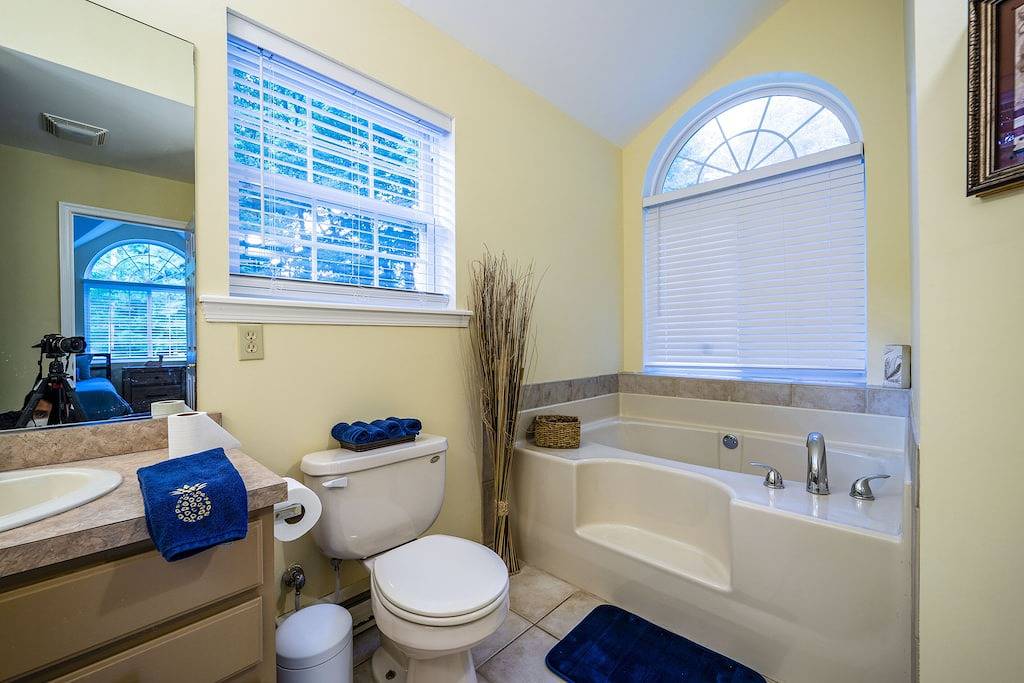 Huge screened porch/ Jacuzzi / Game room/ Trampoline/ Fire pit / Lake access in Blakeslee, Monroe County (PA)