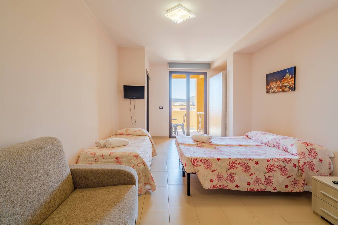 Entire apartment, Holiday Apartment "San Martino Riccardo" with Balcony & Wi-Fi in Cassibile, Syracuse Province
