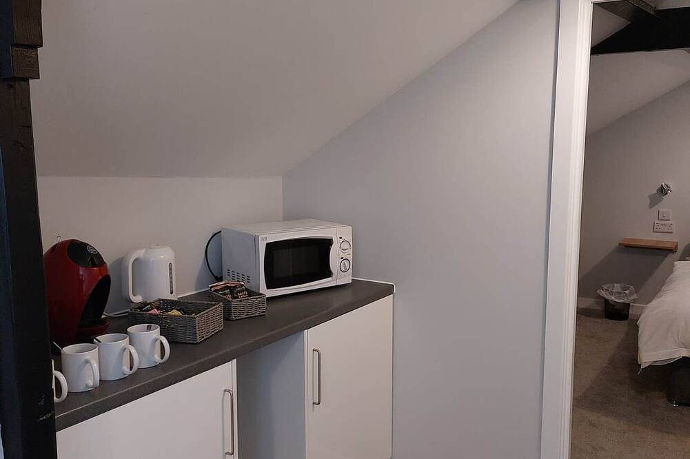 Good sized rooms above a busy pub, short walk in to Town Centre. in Barnstaple, Devon