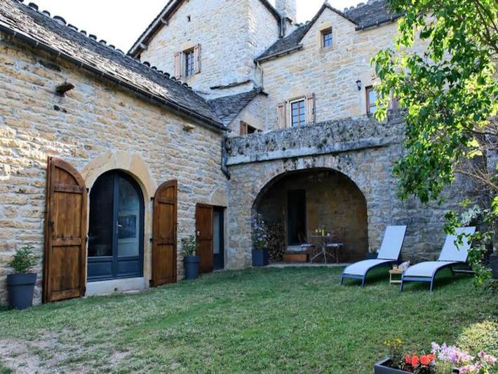 Gîte pour 4 personnes, avec terrasse ainsi que jardin et piscine, adapté aux familles à Chanac
