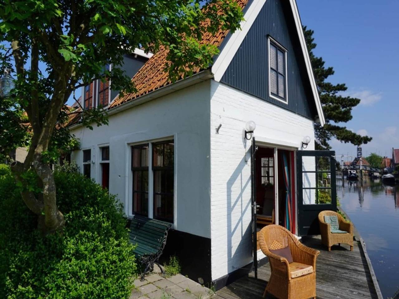 Lovely holiday home in Hindeloopen in a great setting, on the 11 city tour route in Hindeloopen, Ijsselmeer