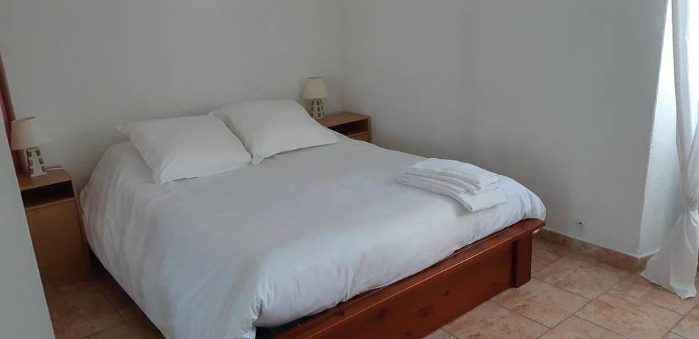 Location de vacances pour 2 personnes, avec piscine ainsi que jardin et vue dans Favalello De Bozio