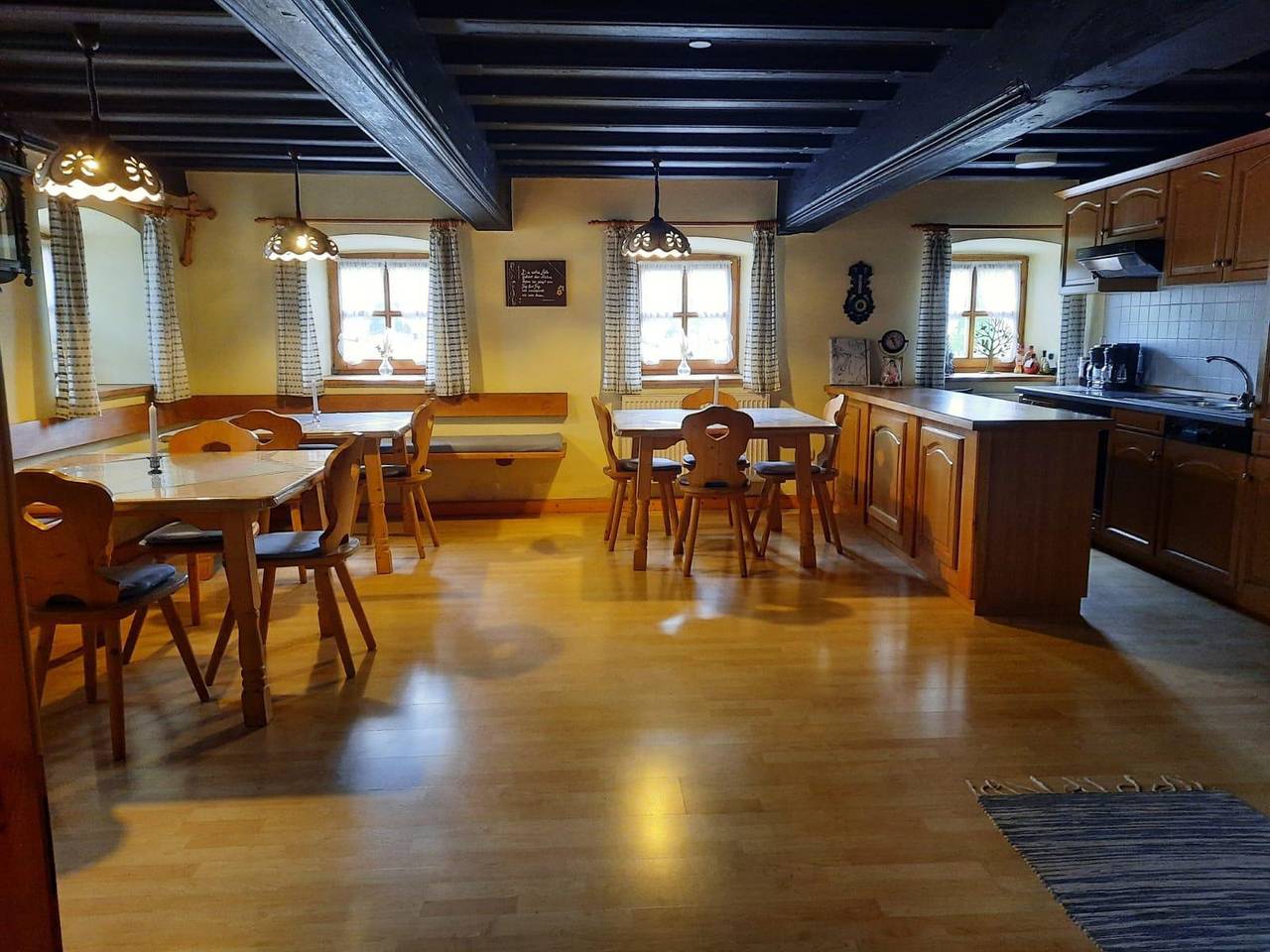 Ferienhof Aiginger - Ferienwohnung 1 (44qm) mit Freisitz (1 x Sz mit Doppelzimmer und 1 x Sz mit Etagenbett) in Grafenau, Ostbayern