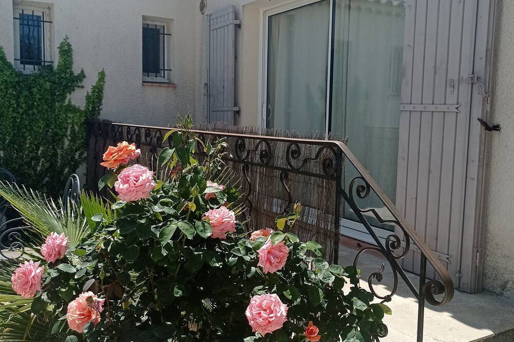 Entire apartment, Charmant Studio Au Calme Avec Terrasse Et Parking in Fontvieille, Arles region