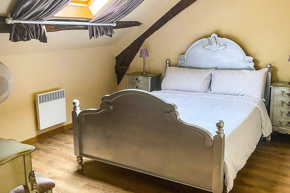Comfortable Historic Gite for 14 persons - Hottub/ Use of Tennis Court opposite in Montanel, Région d'Avranches