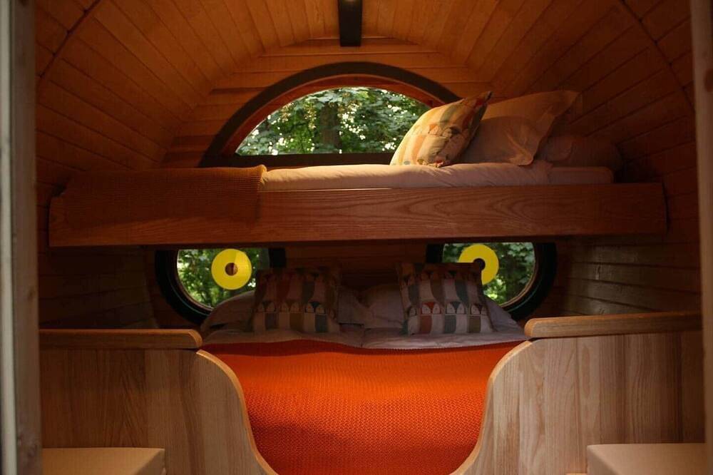 Sleep in the Trees - Hot Tub, Sauna and Slide in Chorleywood, Hertfordshire