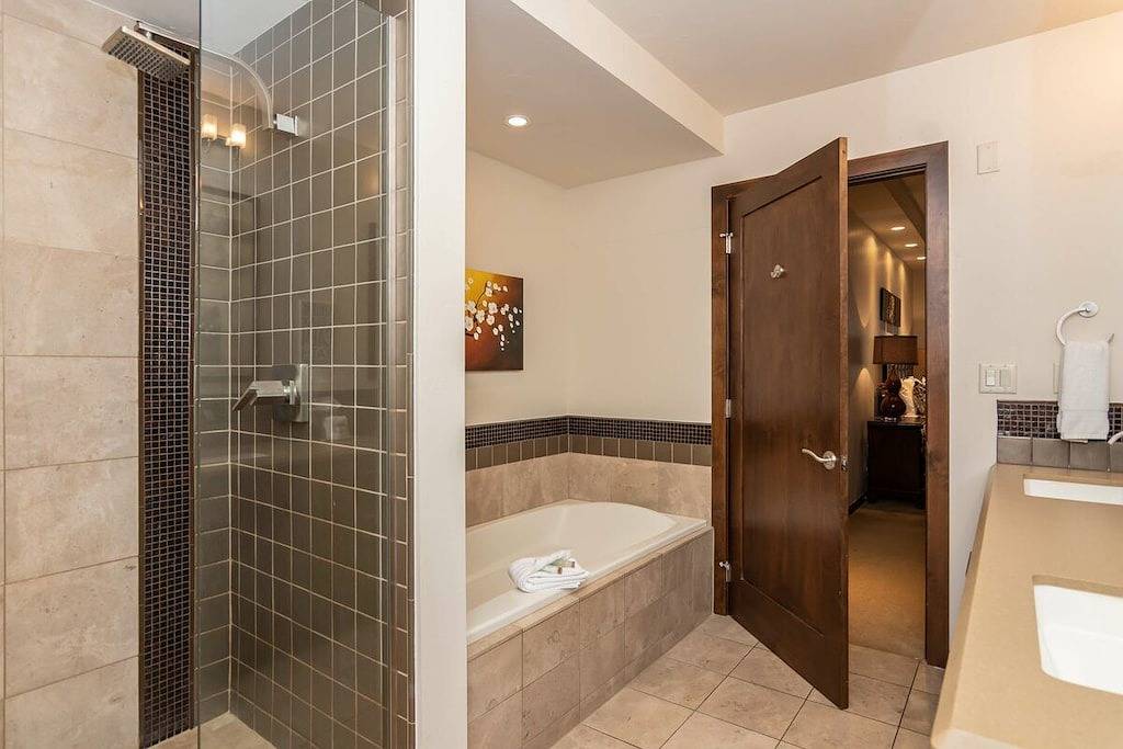 Ganze Wohnung, Luxus-Eigentumswohnung in der Innenstadt | Private Terrasse | Schritte zu allem! | Schickes & Modernes Dekor in Steamboat Springs, Medicine Bow-Routt Nationalwald