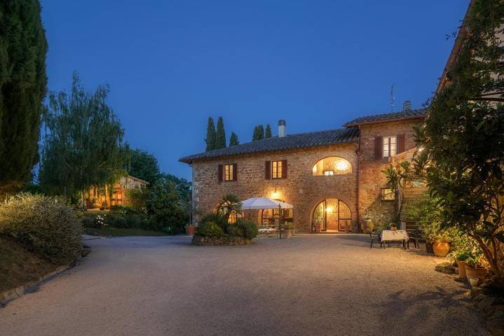 Agriturismo per 2 persone, con Terrazza e Giardino nonché Piscina a Torrita di Siena