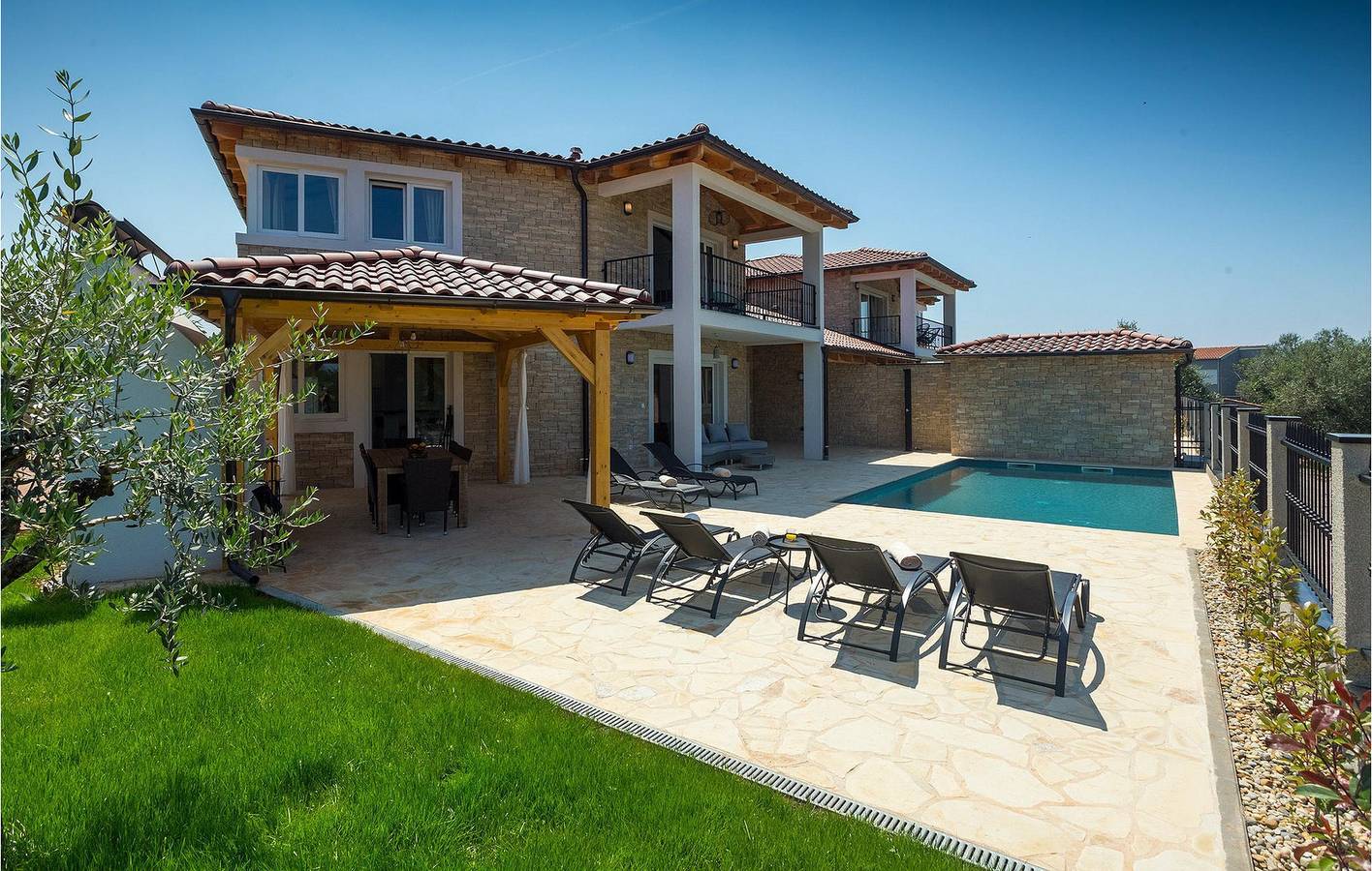 Moderne 180 m² große Wohnung mit Pool, WLAN und Parkplatz in der Nähe von Restaurants und dem Stadtzentrum in Gedići, Tar-Vabriga