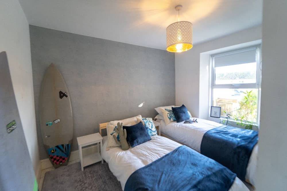 Luxury Newquay beach house: family-friendly, surfing, walking, beaches in Newquay, Cornwall