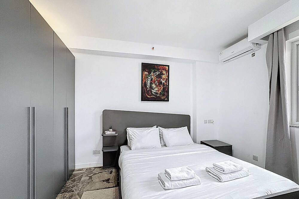 Entire apartment, Chic Poolside Apartment in St Julians Malta in Paceville, San Giljan