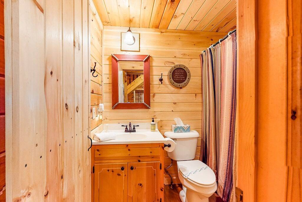 Classic Cabin with Modern Touches, Wraparound Deck, Fireplace, and Free Wifi in Cherry Log, Chattahoochee National Forest