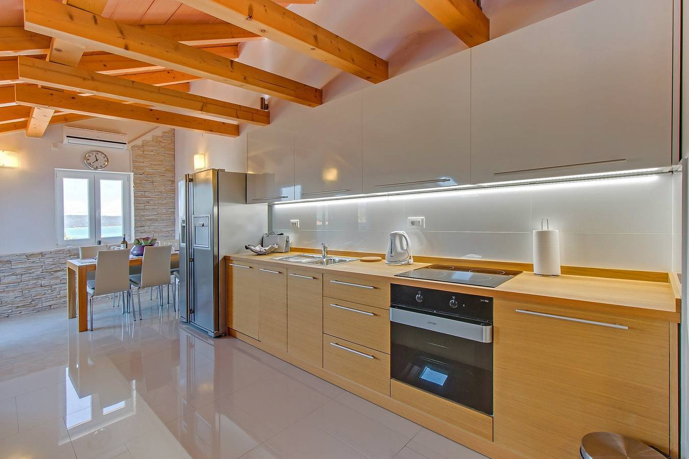 Ganze Wohnung, Ferienwohnung Rose mit großem beheiztem Pool 50m2 und Meerblick in Nerezine auf der Insel Lošinj in Nerezine, Kvarner Inseln