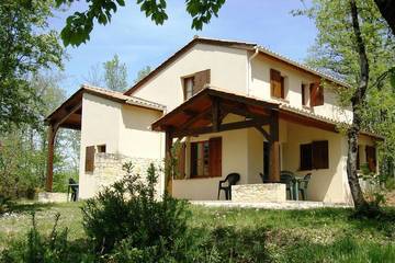 Location de vacances pour 8 personnes, avec piscine et terrasse à Gavaudun