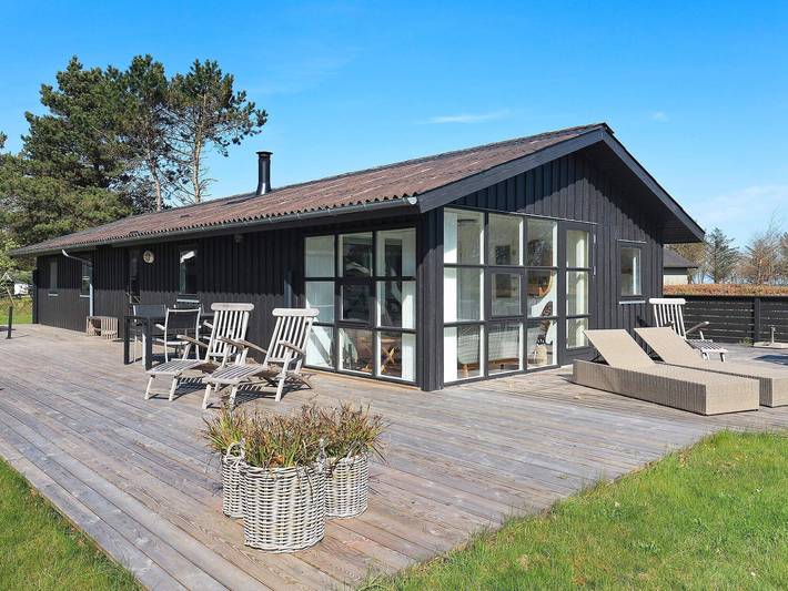 Feriehus for 8 personer, med terrasse og sauna i tillegg til jacuzzi, dyr tillatt i Danmark