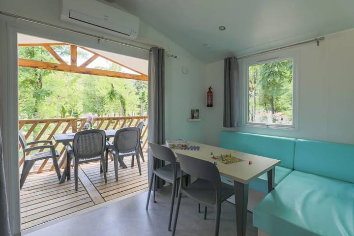 Caravane pour 4 personnes, avec vue sur le lac ainsi que balcon/terrasse et terrasse à Sampzon - 2