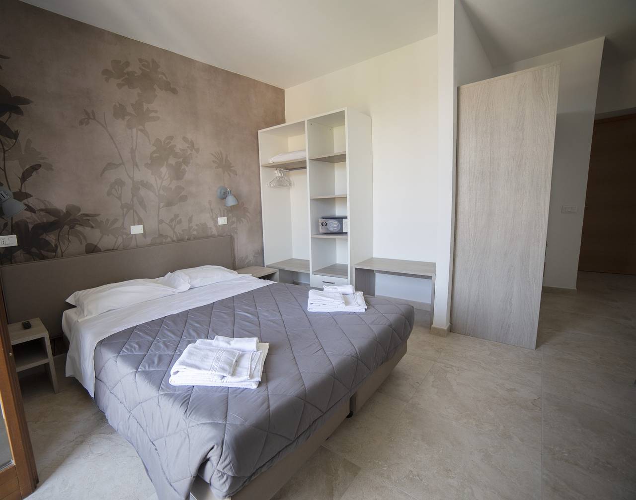 Appartamento intero, Junior Suite 2 con piscina condivisa e balcone in Manerba del Garda, Prealpi Gardesane