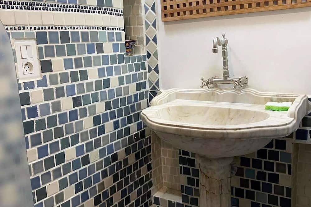 Appartement entier, Superb and spacious apartment in a relaxing and charming setting in Pernes-les-Fontaines, Vaucluse