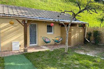 Gîte pour 2 personnes, avec terrasse ainsi que piscine et jardin à Brive-la-Gaillarde