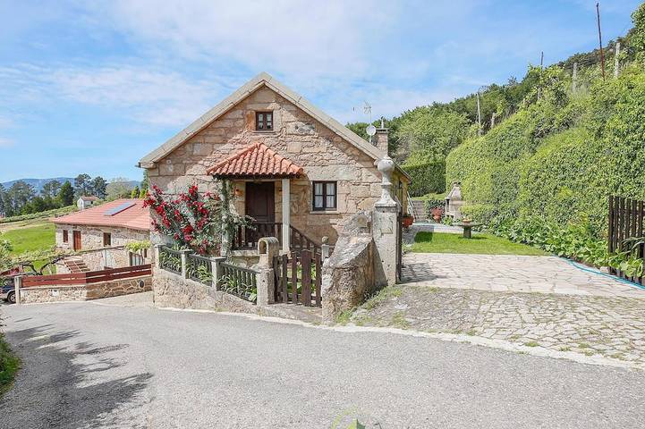 Gîte pour 10 personnes, avec piscine et jardin, animaux acceptés