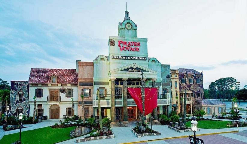 Vacation rental for 8 people, with pool and yard as well as hot tub in Cherry Grove Beach