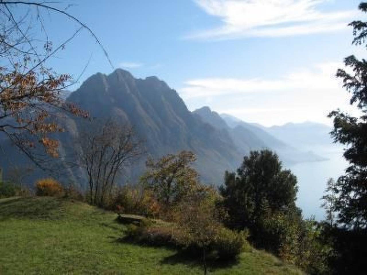 In Panoramalage in Solto Collina in Gemeinde Solto Collina, Iseosee