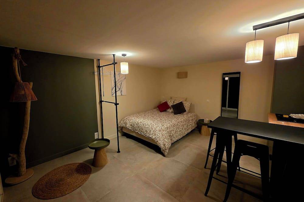 Appartement entier, Face à la Méditerranée, Studio cosy avec espace extérieur à 3 mns de la plage in Sausset-les-Pins, Côte méditerranéenne (France)