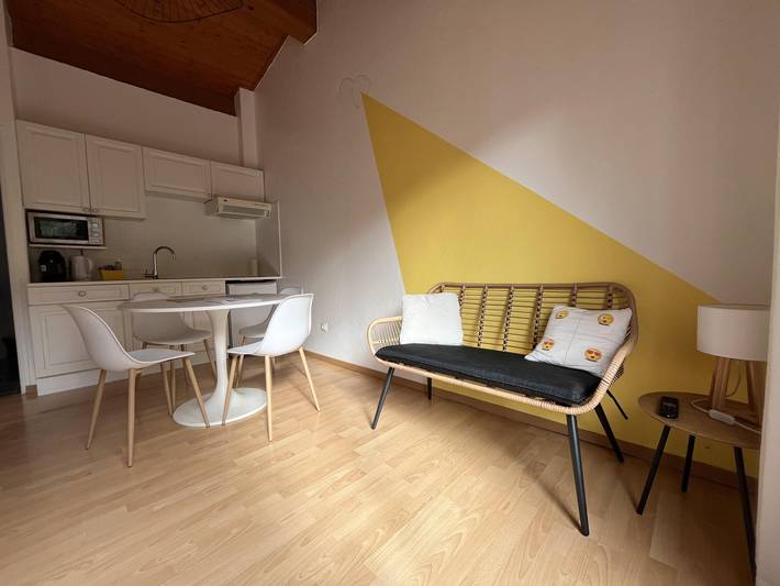 Gîte pour 4 personnes, avec terrasse et piscine