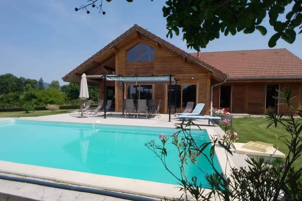 Maison à la Campagne Spacieuse Avec Piscine in Chazey-Bons, Belley