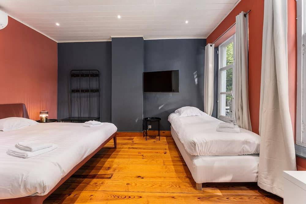 Room with view on old city square The Lake Suites in Bruges, Flandre-Occidentale