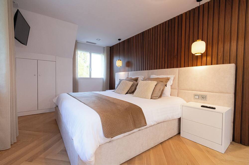 Villa \"La Bihourdière\"-Propriété d'exception sur parc arboré et piscine chauffée in Mézy-sur-Seine, Yvelines