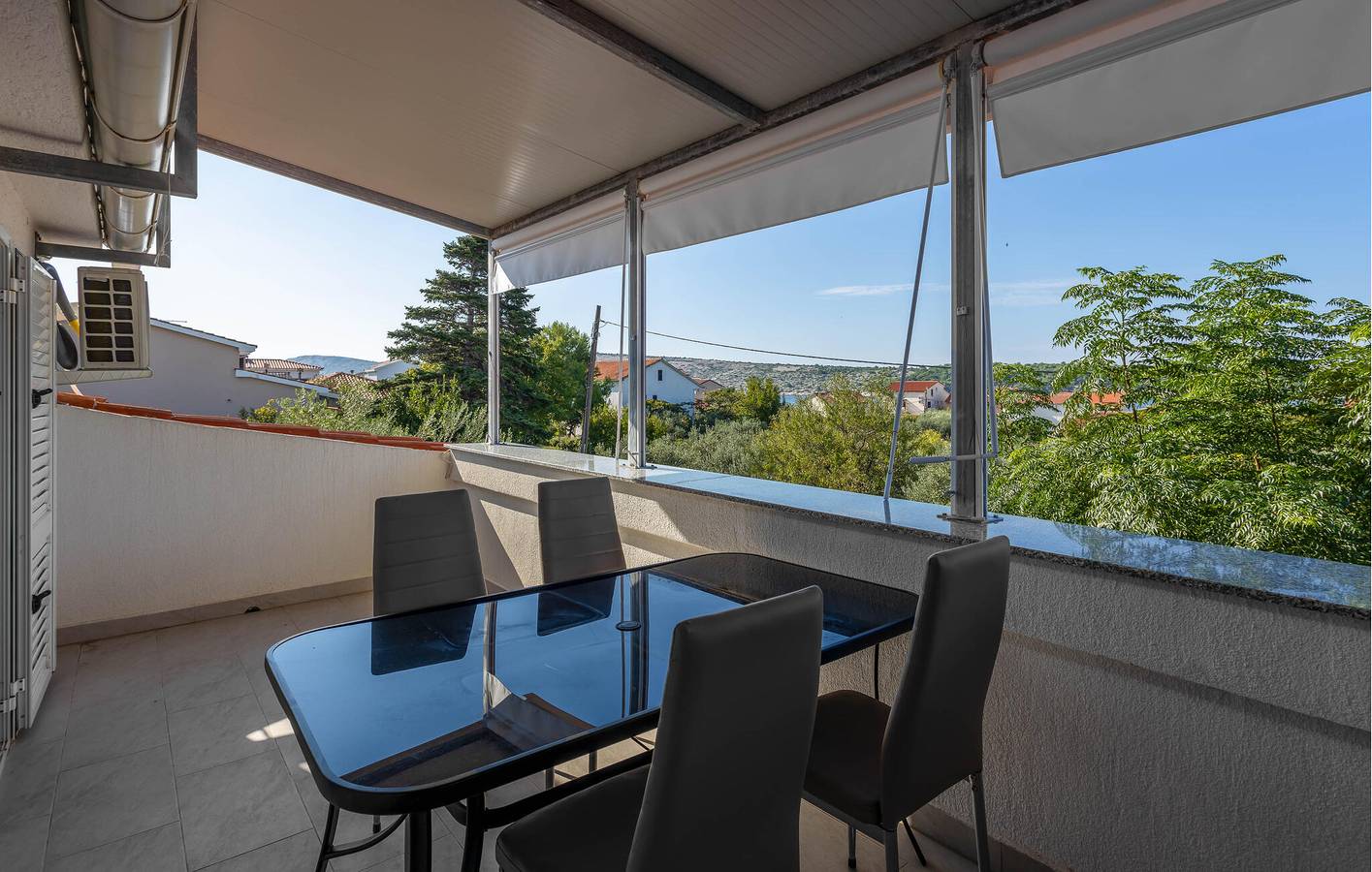 Ganze Ferienwohnung, Gemütliche 2-Zimmer-Wohnung mit Meerblick, Pool und 900 m zum Strand in Kaštel (Barbat), Barbat na Rabu