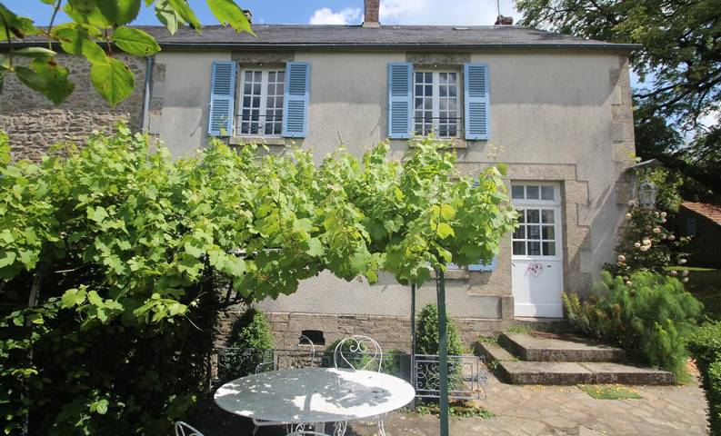 Gîte pour 9 personnes, avec terrasse ainsi que jardin et piscine, animaux acceptés