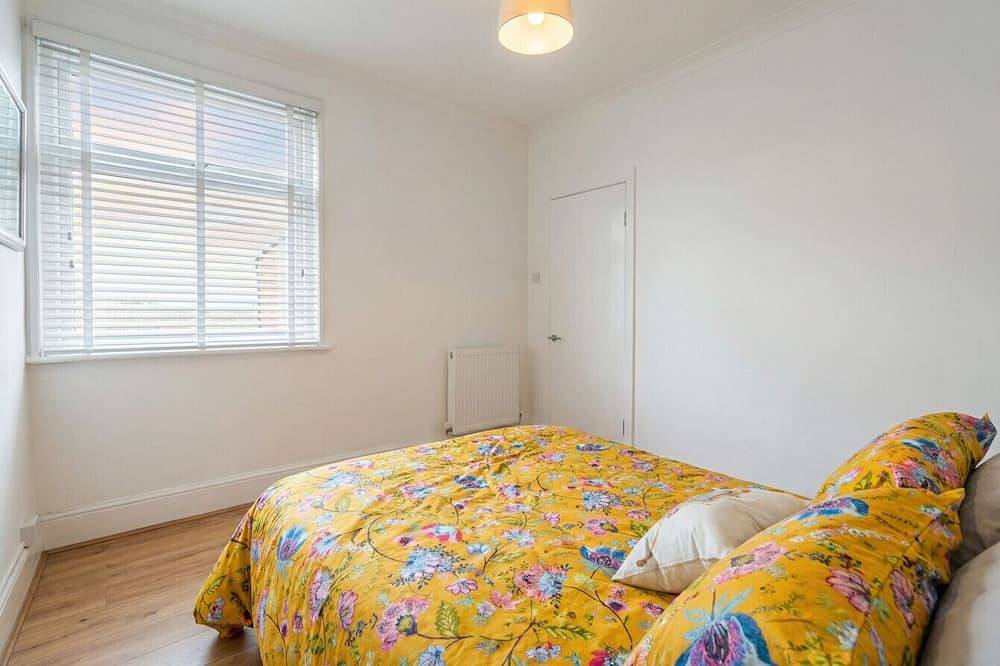Sleeps 9, pet-friendly, with dedicated workspace and free parking in Gosport, Hampshire