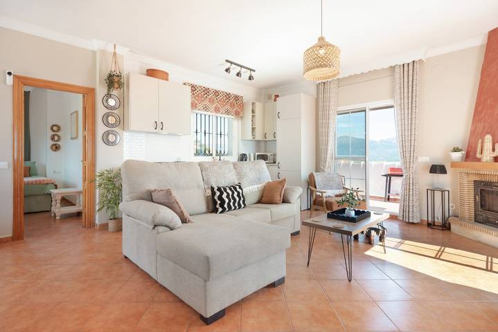 Holiday Home 'Vista Montana' with Lake Views, Wi-Fi, and Air Conditioning in Los Romanes, Viñuela