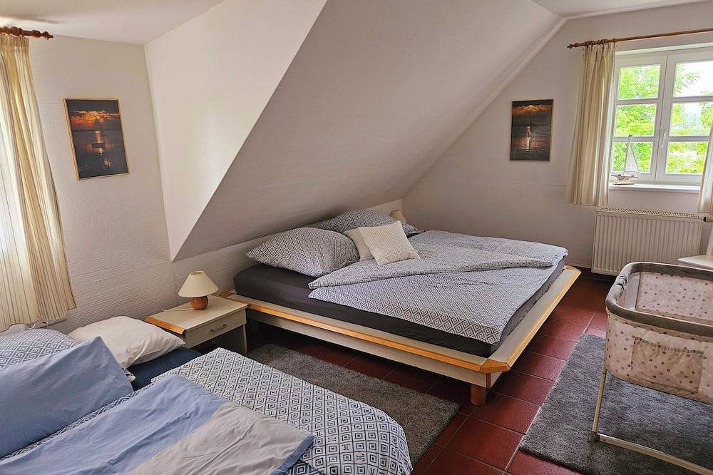 Ganze Wohnung, 350 m bis zum Strand und Ostsee großzügiges Feriendorf auf Rügen Natur und Ruhe in Kreptitz, Dranske