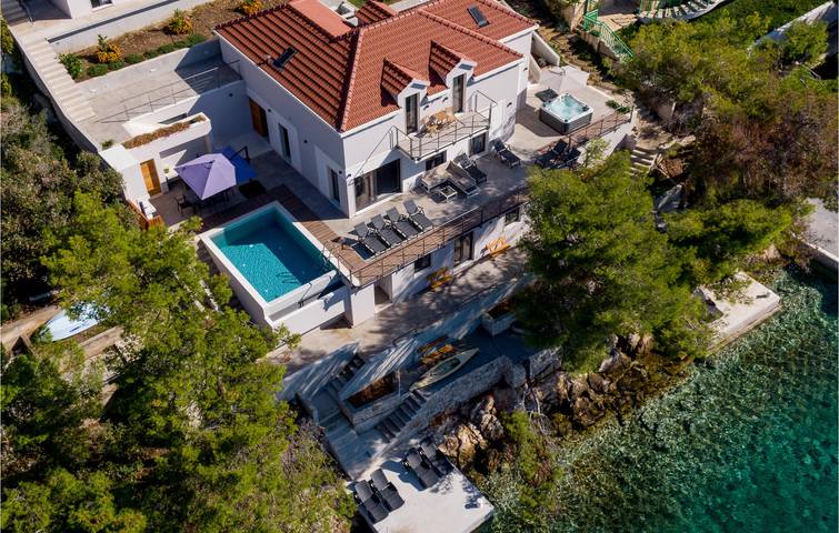 Ferienhaus für 8 Personen, mit Terrasse und Pool - 1