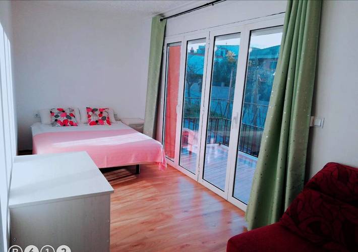 Apartamento para 6 personas, con Balcón y Terraza además de Piscina y Vistas en Tarrasa