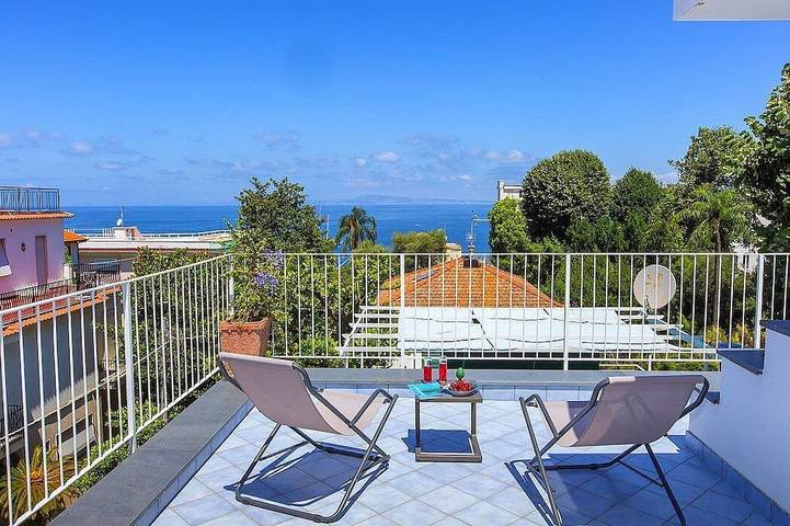 Vacation rental for 12 people, with hot tub and balcony in Sorrento