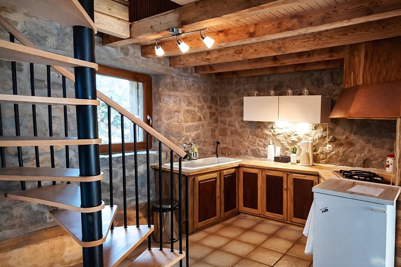 Charaktervolles Ferienhaus für Erholungssuchende in ruhigem Weiler in Merle-Leignec, Montbrison