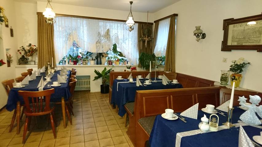 Gasthaus - Pension Am Buchberg - Einzelzimmer mit separatem Badezimmer in Mönchsdeggingen, Schwäbische Alb Radweg Etappe 1 Region